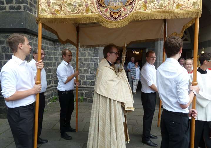 Das Dreigestirn von Mendig trägt den Himmel.