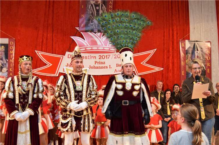 Das Dreigestrin mit der Präsidentin desKarnevalsvereins Queckenberg Sabine Fahl. Fotos: EICH