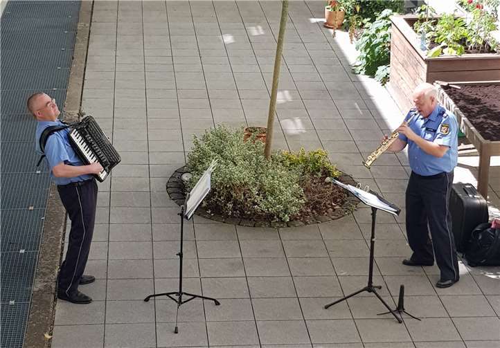 Das Duett des Landespolizeiorchesters Mainz erfüllte mit seiner Musik den gesamten Innenhof des Seniorenzentrums. Foto: privat