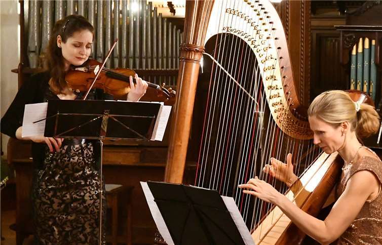 Das Duo Arcopeggio mit Eva-Maria Vischi (Violine) und Birke Falkenroth (Harfe).