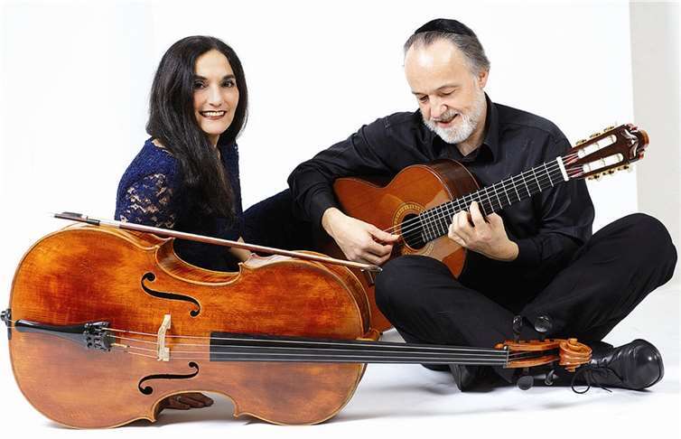 Das Duo Ariana Burstein (Cello) & Roberto Legnani (Gitarre). privat