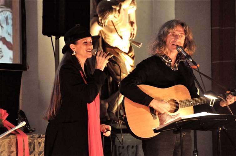 Das Duo Balance hatte viele weihnachtliche Lieder dabei.