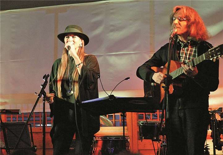Das „Duo Balance“ stammt aus Cochem und begeistert seit fast 30 Jahren mit Chansons und Liebesliedern.
