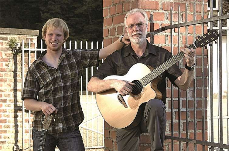 Das Duo Becker & Becker bietet ein breit gefächertes Repertoire. privat