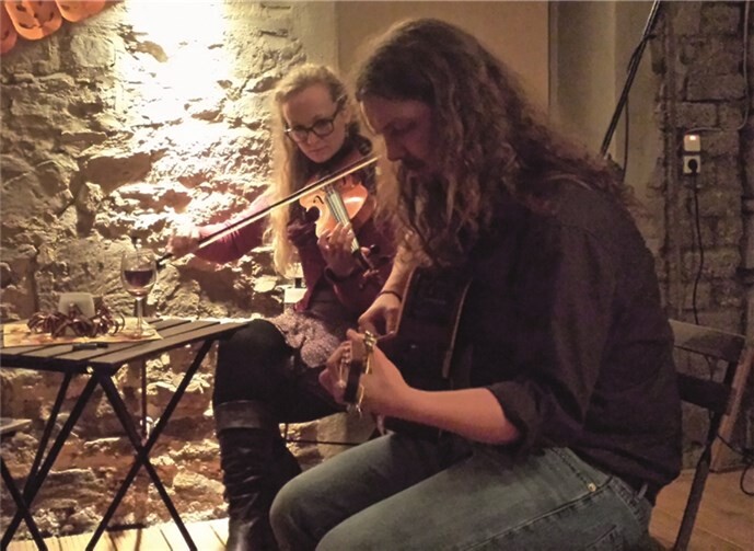 Das Duo Beni und Sophia während ihres Auftrittes auf Marcos Heuboden. Privat