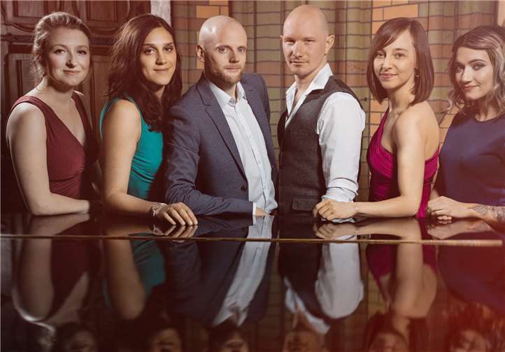 Das Duo Bookends werden musikalisch begleitet von Leos String Quartett. privat