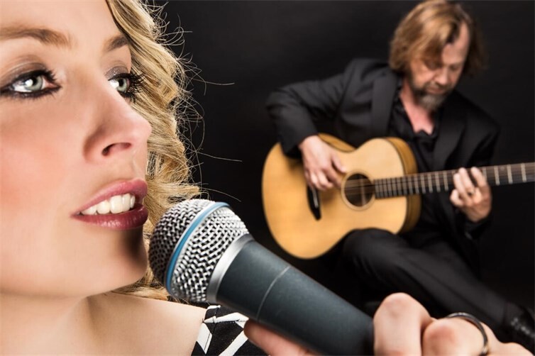 Das Duo Brackelsberg und Müllenschläder sorgt für die musikalische Unterhaltung.