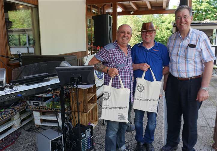 Das Duo „De Muttkrate“ Frank Althaus und Rudy Roderburg und Oberstleutnant a. D. Hans-Joachim Unger bei der Übergabe des Präsentes.Foto: Unger