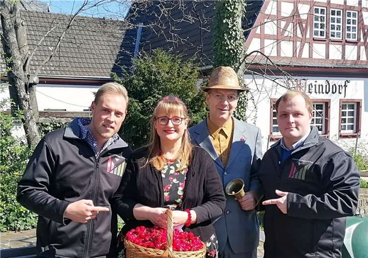 Sketch-Duo feiert besondere Premiere Das Duo „Der Ausscheller und das Schattenmorellchen“ geht „auf Tour“ in die Nachbarstadt Koblenz, wie beim gemeinsamen Pressetermin mit Daniel Ferber (li.) und Daniel Zimmer (re.) vom Verein „Koblenzer Schängel Kultur“ mitgeteilt wurde. Foto: privat