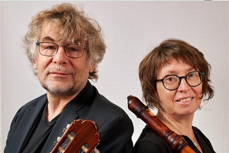 Das Duo Divisions – Irmgard Morschhausen, Blockflöten, und Johannes Morschhausen, Gitarre – wird die Zuhörer begeistern.