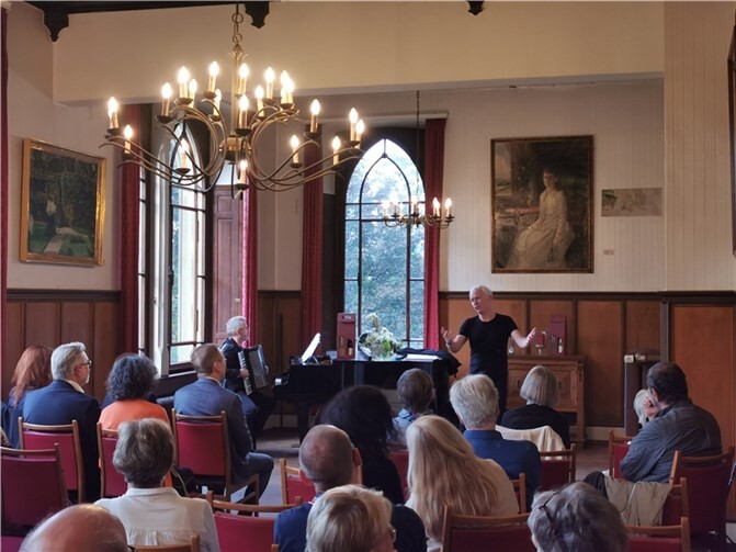 Das Duo Goldene Zeiten mit Jürgen Thormann (r.) und Hubert Arnold gestaltete den vierten Veranstaltungsabend in der Reihe „Kultur im Sinziger Schloss“.  Foto: Stadtverwaltung Sinzig