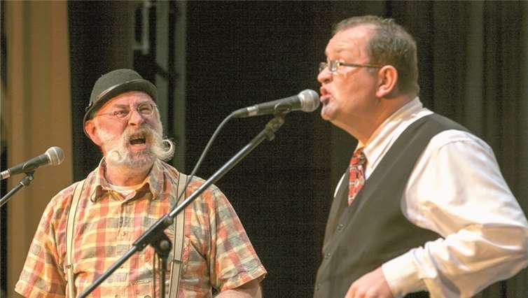 Das Duo „Harry & Achim“ hatte eine Mischung aus herrlichem Blödsinn, gepaart mit aktuellen Themen, im Gepäck in der Berkumer Aula.