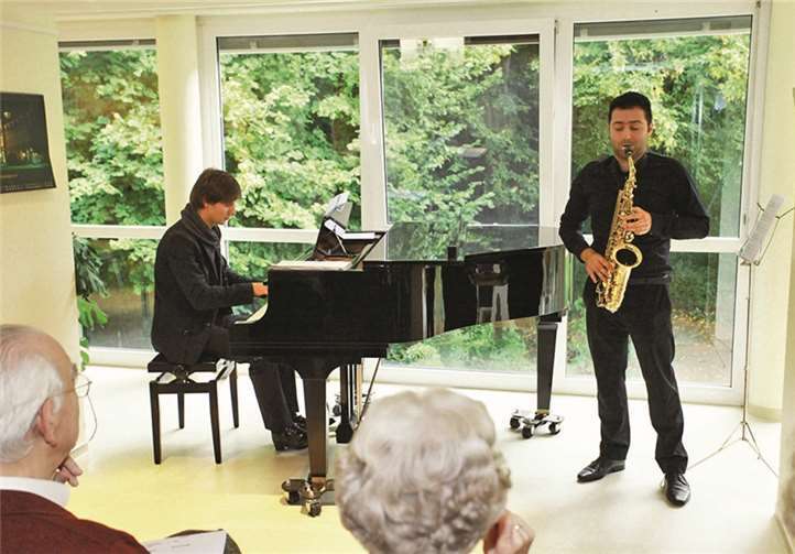 Das Duo Hayrapet Arakelyan (Saxophon) und Gleb Koroleff (Klavier) musizierte im Wintergarten des Johanniterhospizes Bonn.