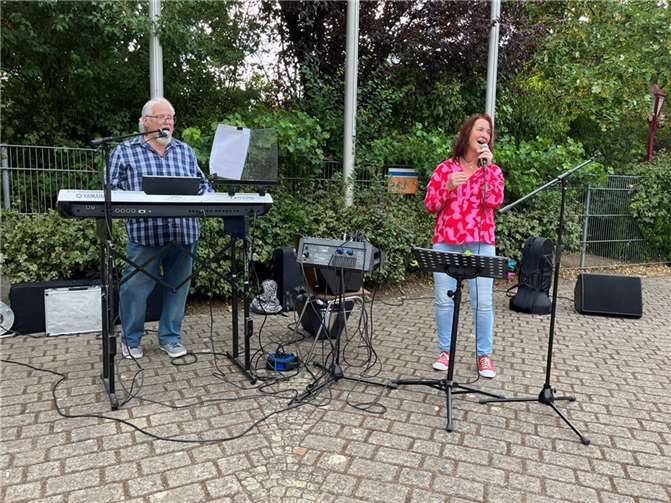 Das Duo Heike und Tom eröffneten mit ihren Melodien den abendlichen Unterhaltungsteil.  Foto: Gemeinde Oberfell
