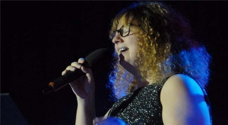 Das Duo „Herztakte“ singt üblicherweise auf Hochzeiten,diesmal auf einer Spendengala. 