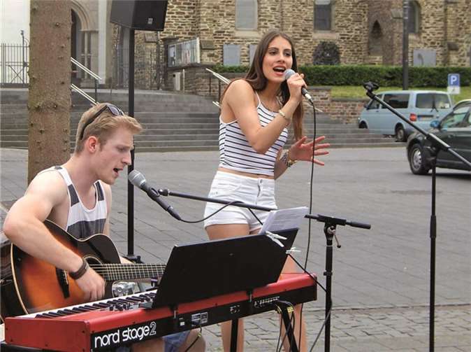 Das Duo Jens Gilles & Laura begeisterte die Besucher.GM