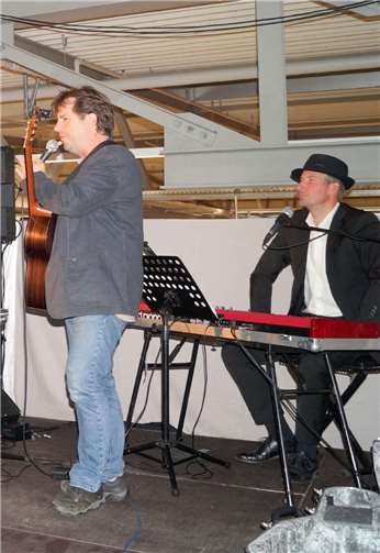 Das Duo Jörg Siewert und Steffen Walter aus dem Siegerland versteht es, das Publikum zum Mitsingen zu animieren.