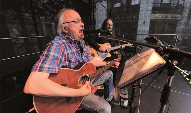 Das Duo „Kercki & Now“ bot dem Publikum ein feines „Acoustik-Rock-Festival“.