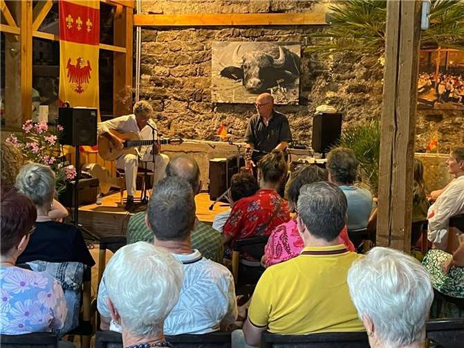 Das Duo MANOS mit Klaus Mäurer und Dieter Wüst-Lindemann.  Fotos: Leo Oster