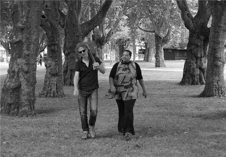 Das Duo „MO“, bestehend aus Patrick Schmitt und Mona Lay.Foto: privat