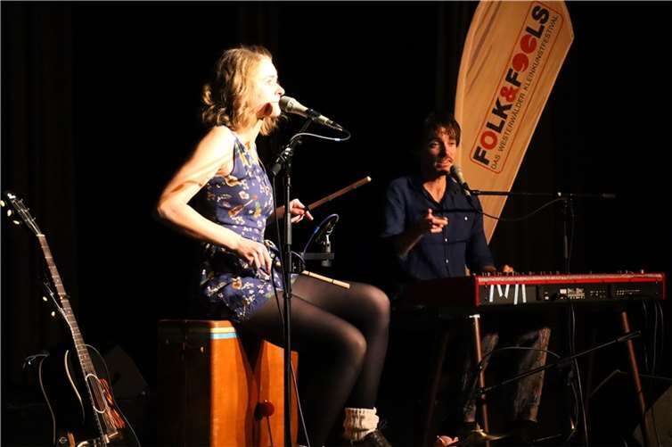 Das Duo „Mackefisch“ war mit ihren unterhaltsamen und nachdenklich stimmenden Kabarettliedern ein Höhepunkt des 33. Kleinkunstfestivals „Folk & Fools“ in der Stadthalle Montabaur vor wenigen Wochen. Foto: Uli Schmidt / Kleinkunstbühne Mons Tabor