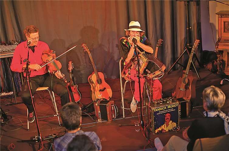 Das Duo Monot und Oncale auf der Bühne im Puderbacher Alten Bahnhof. WT