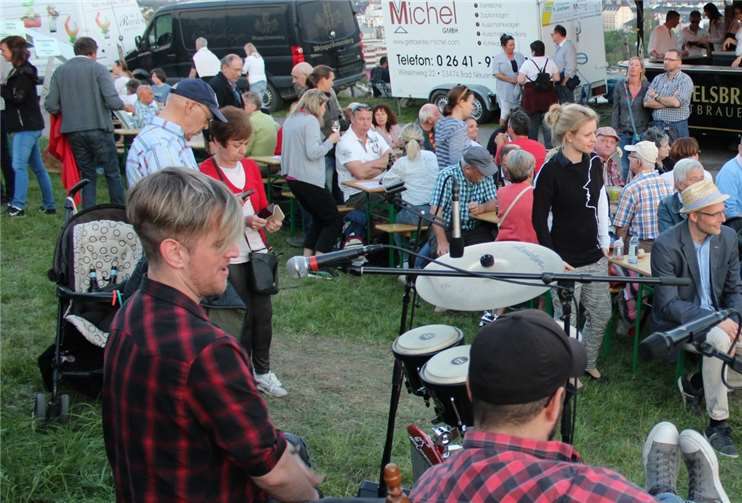 Das Duo „Musica Live“ präsentierte entspannte Gitarren/Drumklänge.