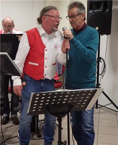 Das Duo „Muttkrate“ und der Vorsitzende Manfred Tippmann beim Liedvortrag.Foto: privat