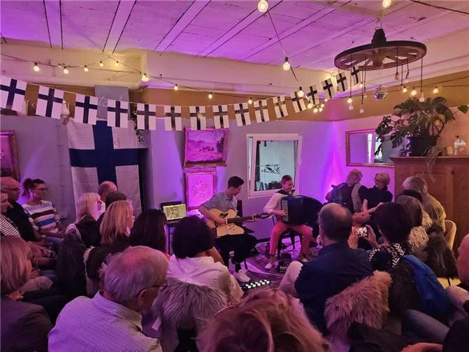 Das Duo „Northflip“ ging in „Lucis Kuchenhaus“ auf „Tuchfühlung“ mit dem Publikum. Foto: Julia Schweitzer/VG-Verwaltung Mendig