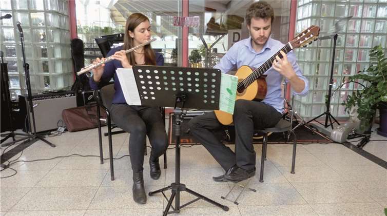 Das Duo Saitenwind eröffnete die Veranstaltung. privat