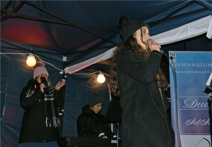 Das Duo SelSon mit Musiklehrerin und Betreuerin Alexandra Jeuck verzauberte die Besucher mit weihnachtlichen Lieder und wunderschöne Klänge erfüllten den Töpferplatz.