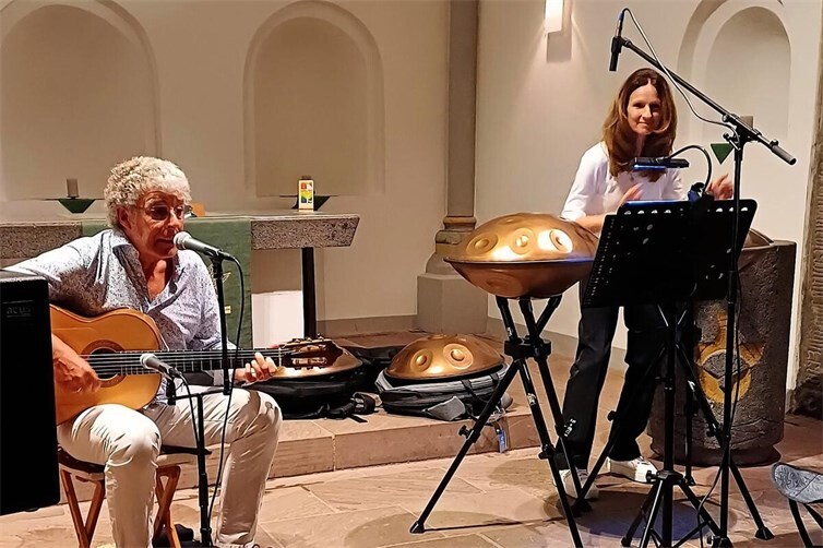 Das Duo Silencio in der Kirche in Niederbieber.