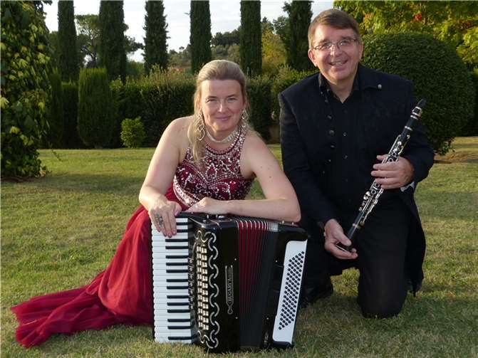 Das Duo „Sing Your Soul“ mit Ulrich Lehna (verschiedene Klarinetten) und Meike Salzmann (Konzertakkordeon) ist ein gern gesehener Gast in der ehemaligen Synagoge in Niederzissen. Foto: privat
