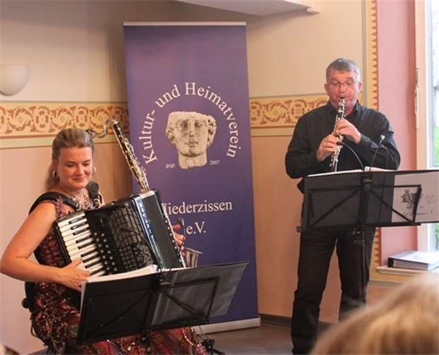Das Duo Sing your Soul mit Meike Salzmann und Ulrich Lehna beim mitreißenden Konzert „Tango meets Klezmer“ in der ehem. Synagoge Niederzissen. Gisela Reichrath