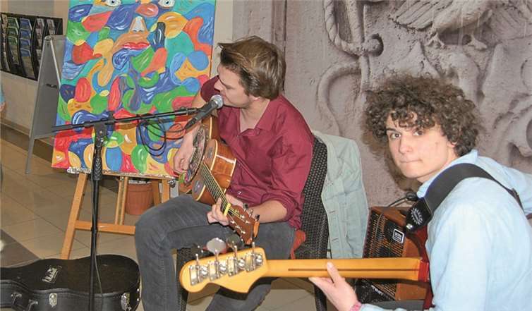 Das Duo Stephan Büschel und Leo Kiekerhen untermalte die Vernissage musikalisch.