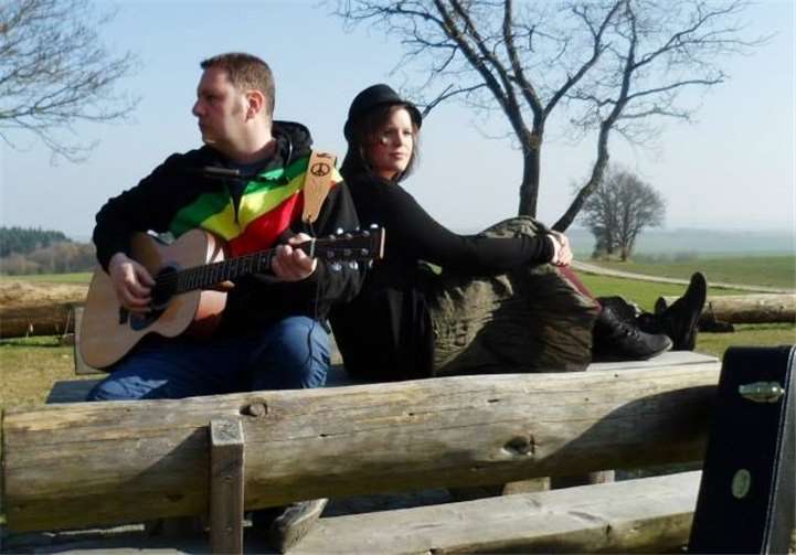 Das Duo Summerdust geht mit seinem Song „Im tobenden Meer“ ins Rennen. Foto: privat