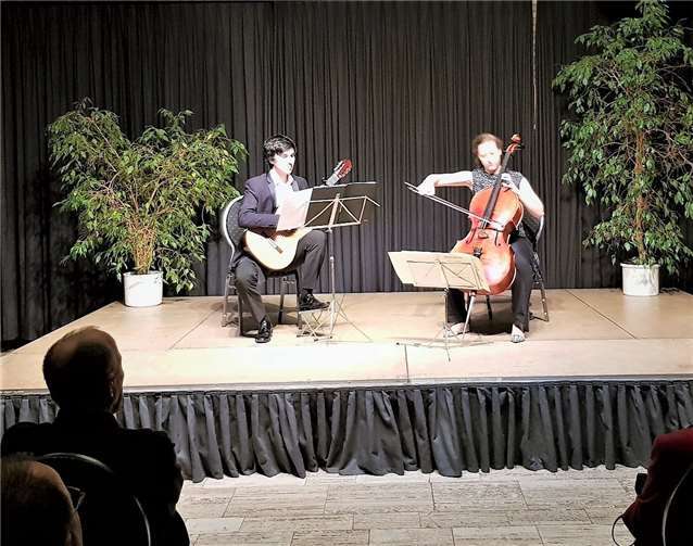 Das Duo Szabò-Flowers begeisterte das Publikum im Foyer der Rheinhalle. AB
