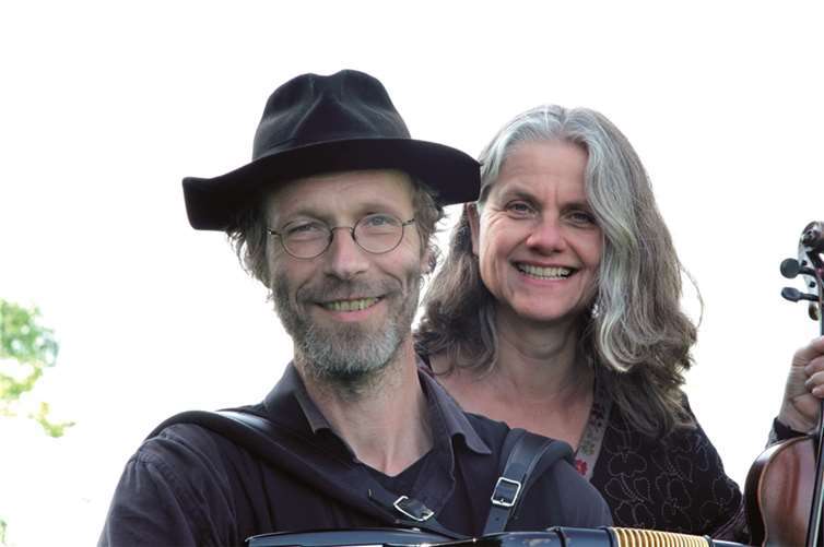 Ðas Duo Tangoyim sind: Stefanie Hölzle (Geige, Klarinette, Bratsche, Gesang) und Daniel Marsch (Akkordeon, Gesang).