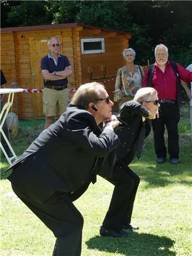 Das Duo Tanztheater Carambolage nutzte die ganze Festwiese für seinen kuriosen Auftritt. Fotos: TE