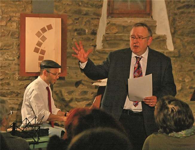 Das Duo Tinnitus: E. T. Müller (Rezitation) und Franz Kiefer (Klavier). Für Stimmungsschwankungen wird keine Haftung übernommen. privat