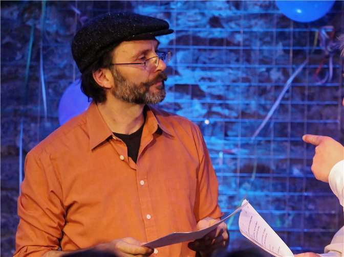 Das Duo Tinnitus bietet einen wilden Ritt durch die abendländische Kulturgeschichte. Ian P. Johnson