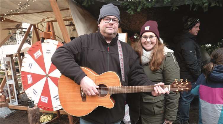Das Duo „Whats Up“ stimmte die Besucher auf einenvorweihnachtlichen Tag in Pasturschs Joarten ein.