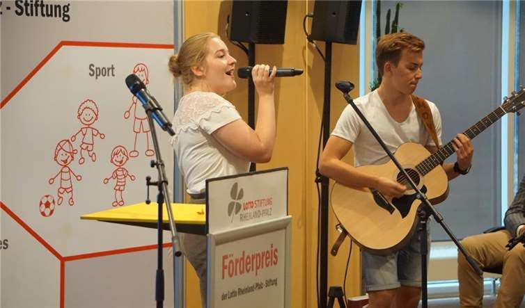 Das Duo der Formation „Zufallsexperiment“aus Löf begeisterte die Gäste in der Lotto-Zentrale.