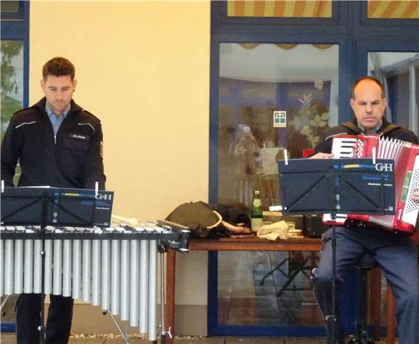 Das Duo des Landespolizeiorchesters erfreute das Seniorenzentrum Bethesda.Foto: Seniorenzentrum Bethesda