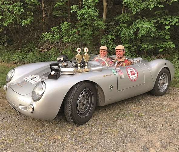 Das Duo samt Prämien in ihrem Sieger-Fahrzeug. privat