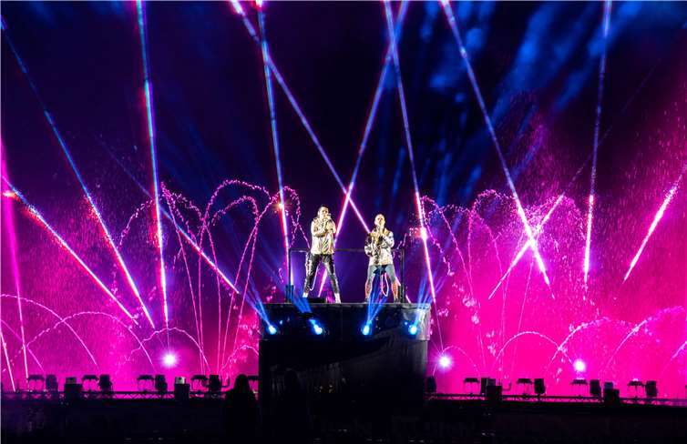 Das Duo saxOsing aus Köln. Jenny Palm und Christian Hembach als Live-Act in der Show.Foto: Christian Lipowski