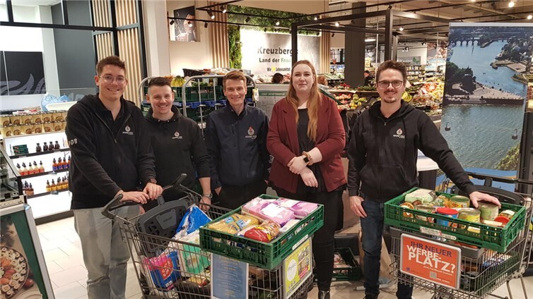 Das E-Center ermöglichte der Koblenzer Organisation „Round Table“ eine Spendenaktion. Noreen Rothard, Assistentin der Geschäftsführung, bedankte sich bei den Mitgliedern für die ehrenamtliche Aktion.