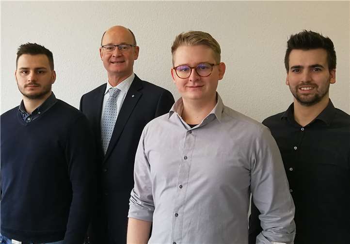 Das EXIST-Gründerteam der Hochschule Koblenz (von links): Marko Sekulic, Prof. Dr. Walter Wincheringer (Mentor), Marec Kexel und Finn Venter. Das Foto wurde vor Ausbruch der Corona-Pandemie aufgenommen.Quelle: Hochschule Koblenz