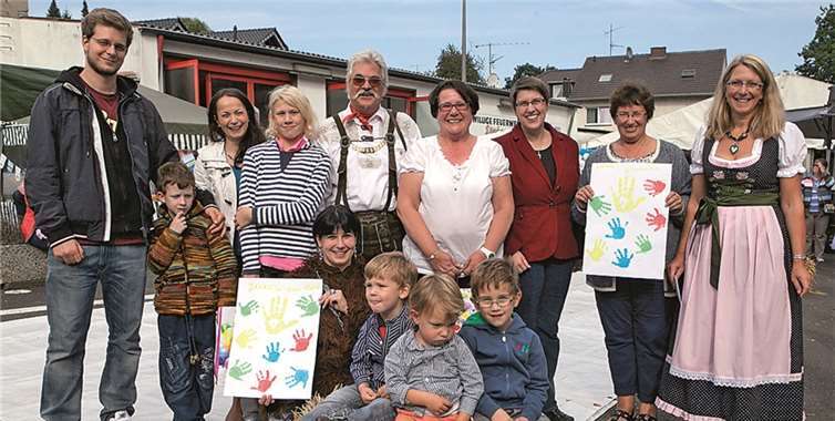 Das Eazebär-Team aus Pech verteilte Spenden an den Martinshof, die katholische Spielgruppe sowie die Freunde des Martinszuges.VJ