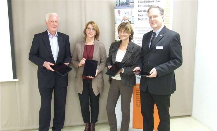 Das Ehepaar Alfred und Marianne Hahn (1. und 3. v.l.) übergaben die iPads an Klinik-Geschäftsführer Thomas von Kessel (r.) und Alexandra Winand (2.v.l.), zuständig für Fundraising-Projekte beim BDH.BDH